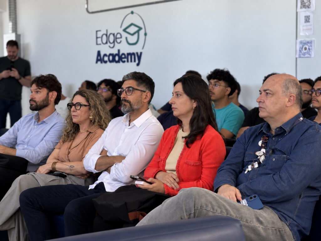1fbee13b-11b1-4eef-b354-cf4f93ee04cd-1024x769 “Toda universidade do Brasil deveria ter um programa como este”, afirma diretora da ABDI durante visita ao Edge Academy, na Ufal